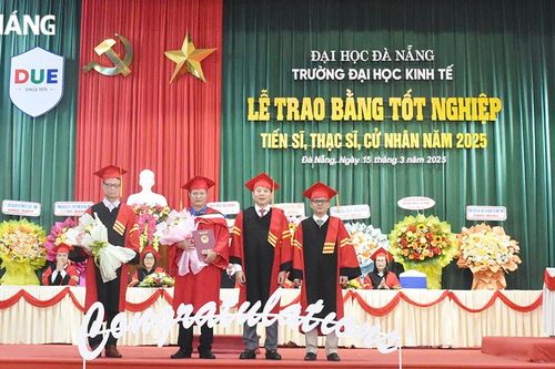 Trường Đại học Kinh tế trao 463 bằng tốt nghiệp tiến sĩ, thạc sĩ, cử nhân