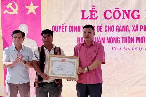 Làng Đê Chơ Gang đạt chuẩn nông thôn mới