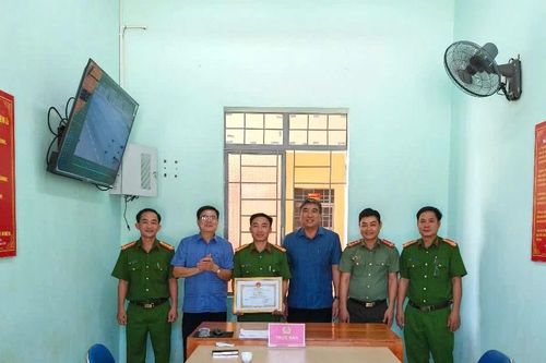 Đức Cơ: Thưởng nóng cho Công an xã Ia Dom vì liên tiếp bắt 2 vụ ma túy