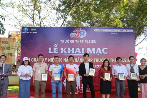 Khai mạc Giải chạy kỷ niệm 50 năm thành lập Trường THPT Pleiku