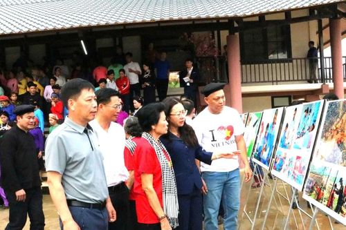 Trưng bày những bức ảnh kể chuyện hồi sinh của Làng Nủ