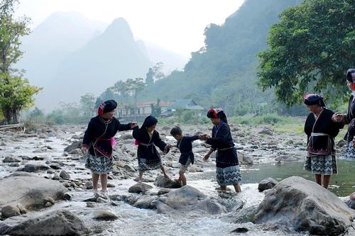 Độc đáo nghệ thuật in hoa văn trên trang phục người Dao Tiền