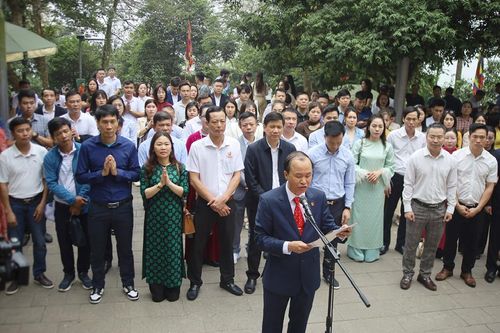 Hội Doanh nhân trẻ các tỉnh: Dâng hương 'Hướng về Đất Tổ'