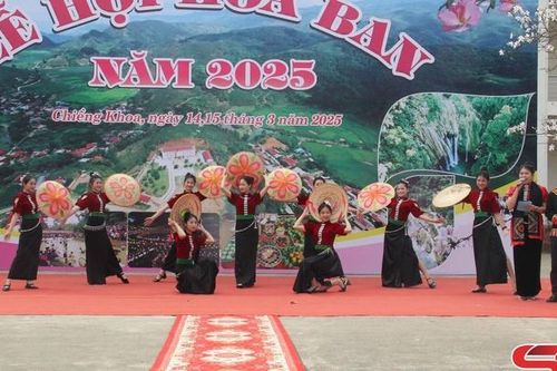 Sôi động Lễ hội Hoa ban xã Chiềng Khoa
