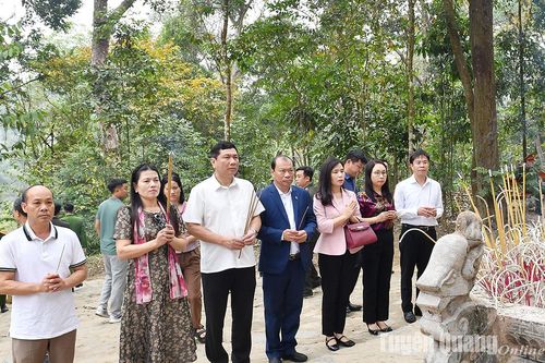 Đoàn công tác của HĐND tỉnh Quảng Trị dâng hương tại Khu di tích Quốc gia đặc biệt Tân Trào
