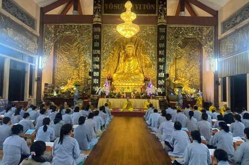 Thanh Hóa: Thiền viện Trúc Lâm Hàm Rồng thắp hoa đăng tưởng niệm ngày Đức Phật Thích Ca Mâu Ni nhập Niết-bàn
