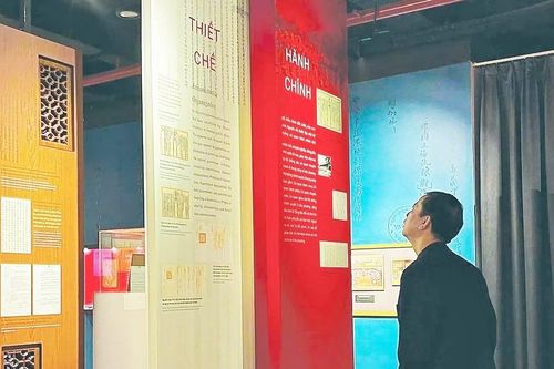 Lật giở những trang sử chân thực và sống động