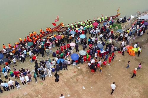 Yên Phong khai mạc Hội thi bơi chải – vật truyền thống