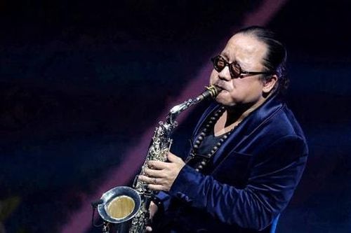 Nghệ sĩ saxophone Trần Mạnh Tuấn, ca sĩ Đức Tuấn biểu diễn tưởng nhớ nhạc sĩ Trịnh Công Sơn