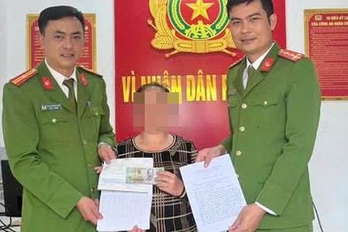 Công an trao trả tiền cho người phụ nữ đánh rơi