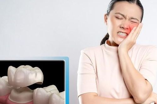 Bọc răng sứ bị đau khi nhai do đâu? Các cách khắc phục