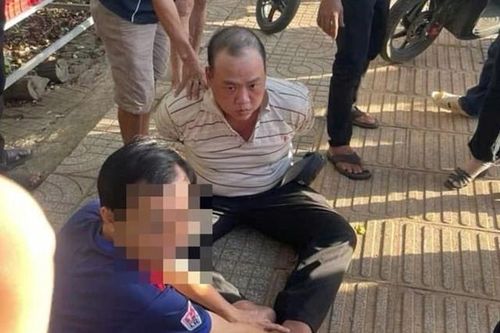 Video bà chủ tiệm vàng lao ra chặn đầu xe tên cướp