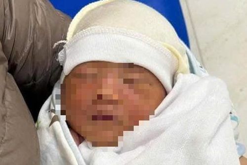 Đem trẻ sơ sinh bỏ ở cổng khu đô thị cùng dòng chữ 'không tìm lại con'