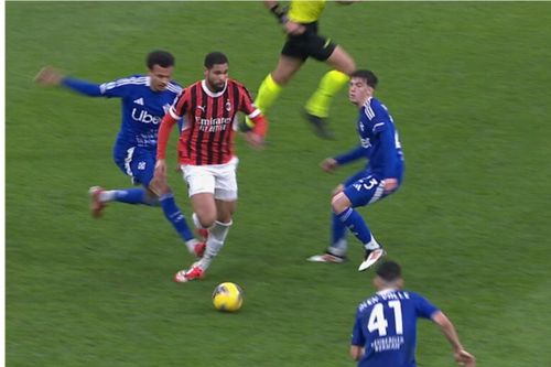 HLV Fabregas chỉ trích Dele Alli