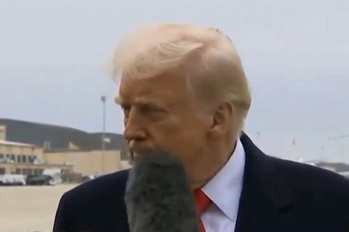 Phản ứng của ông Trump khi bị micro quẹt vào mặt