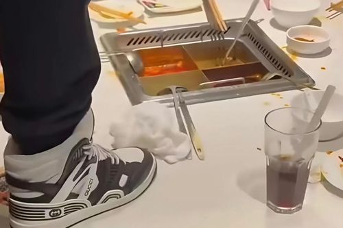 Haidilao bị phản ứng dữ dội sau vụ khách tiểu vào nồi lẩu ở Thượng Hải