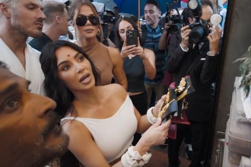 Kim Kardashian sốc trong lần đầu đi chợ ở Ấn Độ