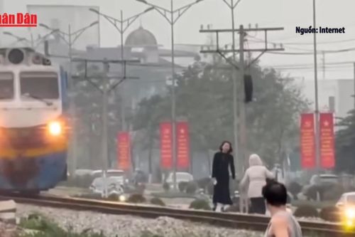 Xác minh danh tính 2 phụ nữ chụp ảnh ngay trước mũi tàu đang chạy