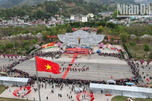 Tưng bừng Lễ hội hoa ban thành phố Sơn La