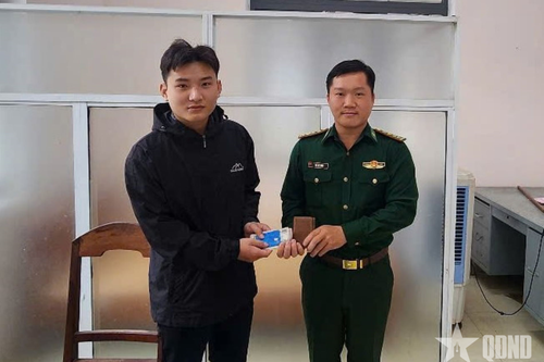 Bộ đội Biên phòng cửa khẩu cảng Đà Nẵng trao trả tài sản cho người đánh rơi