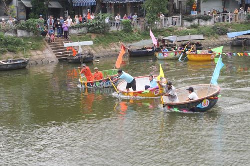 Sôi nổi Ngày hội đua thuyền thúng trên sông Phú Lộc