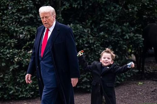 Khoảnh khắc con trai tỷ phú Musk chạy nhảy bên ông Trump gây sốt