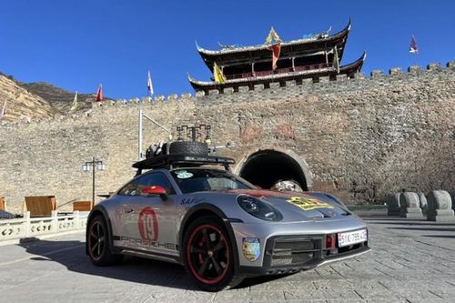 Đại gia Hải Phòng lại 'xách' Porsche 911 Dakar phượt Trung Quốc