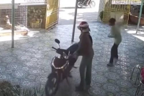Người đàn ông dùng dao đâm chết vợ cũ rồi đi đầu thú