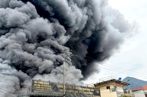 Cháy lớn tại gara ô tô Hà Giang, thiệt hại hàng tỷ đồng