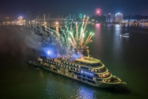 Màn bắn pháo hoa du thuyền 5 sao sẽ là điểm nhấn cho du lịch Hạ Long dịp hè 2025