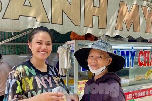 Lan tỏa điều tích cực từ những ổ bánh mì 'treo' ở Đà Nẵng