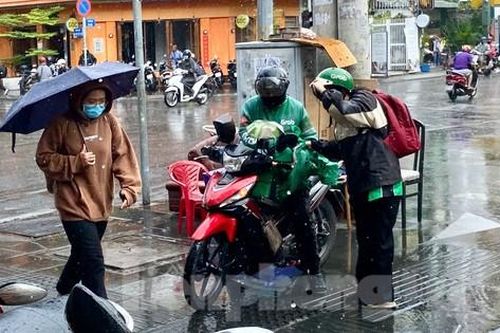 Thời tiết TPHCM thất thường, khả năng mưa trái mùa vào chiều tối