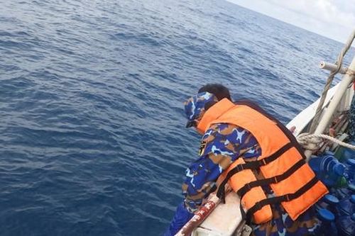 Cứu hai ngư dân trôi dạt trên vùng biển Tây Nam