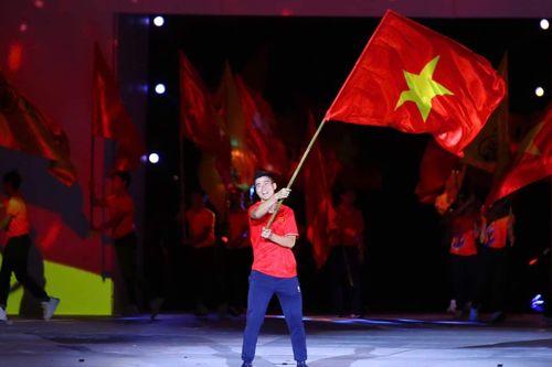 Duy Mạnh, Hai Long tái hiện những hình ảnh lịch sử bóng đá Việt Nam