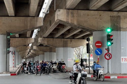Ngày đầu điều chỉnh giao thông tại nút giao 'đèn xanh không ai đi'