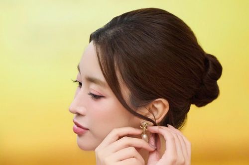 Hoa hậu Đỗ Mỹ Linh chuẩn dâu hào môn, HIEUTHUHAI và Anh Tú Atus hát cuồng nhiệt dưới mưa