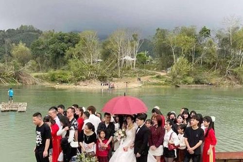 Hơn 40 người 'hộ tống' chú rể Lạng Sơn đi đón dâu bằng xuồng gây chú ý