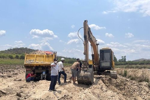 Tài xế tử vong vì bị cần máy múc va trúng đầu