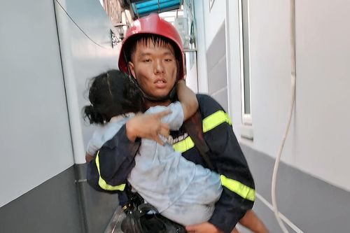 Cháy khách sạn ở TPHCM, nhiều người mắc kẹt