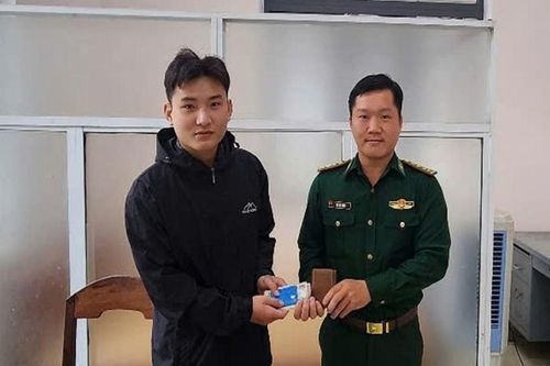 Bộ đội Biên phòng cửa khẩu cảng Đà Nẵng trao trả tài sản cho người đánh rơi