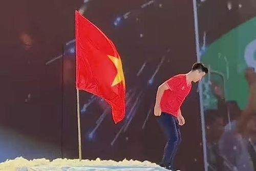 Duy Mạnh, Hai Long tái hiện khoảnh khắc lịch sử của bóng đá Việt Nam; Sociedad gọi chiến thắng của MU là 'ô nhục'