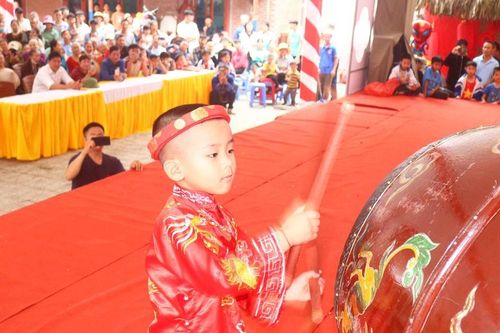 'Tay trống' nhí điêu luyện gây 'sốt' tại Lễ hội Đền - chùa Gám