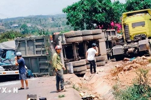 Đắk Nông: Xe đầu kéo va chạm với hai xe tải, 4 người thương vong