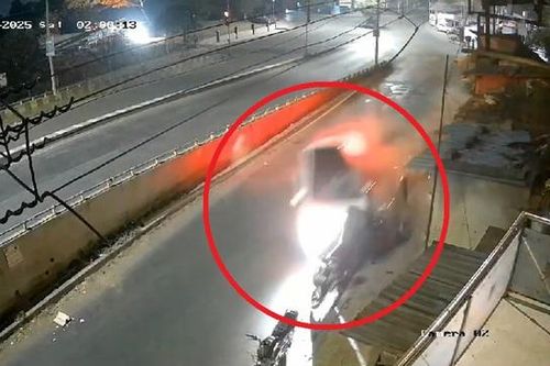 Ấn Độ: Ô tô mất lái tông trúng 10 phương tiện trên phố, tài xế tử vong