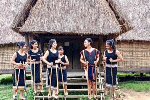 Độc đáo những 'đôi chân gỗ' của người Ba Na trên vùng đất Tây Nguyên
