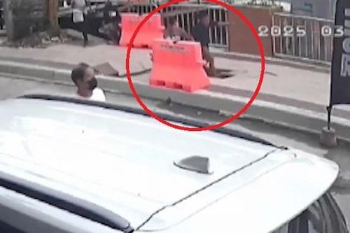 Đang nắm tay nhau đi dạo, cặp đôi bị hố tử thần 'nuốt chửng'