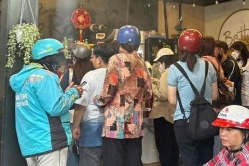 Bất ngờ xuất hiện món 'dép lạ', khách nô nức kéo đến mua, cửa hàng bán 1.500 chiếc/ngày