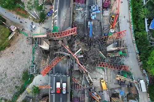 Vụ sập cầu vượt khiến 33 người thương vong ở Thái Lan: Huy động chó nghiệp vụ tìm kiếm cứu nạn