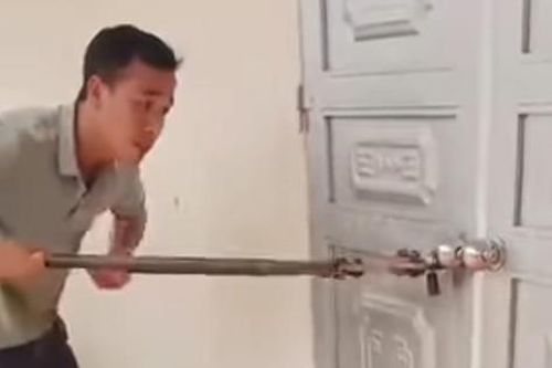 Vụ cô giáo bỏ quên học sinh trong lớp: Phụ huynh phá khóa giải cứu con