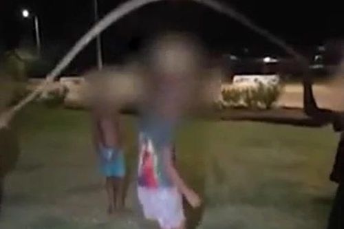 CLIP: Kinh hãi trước cảnh 6 đứa trẻ dùng con trăn dài 2m để nhảy dây
